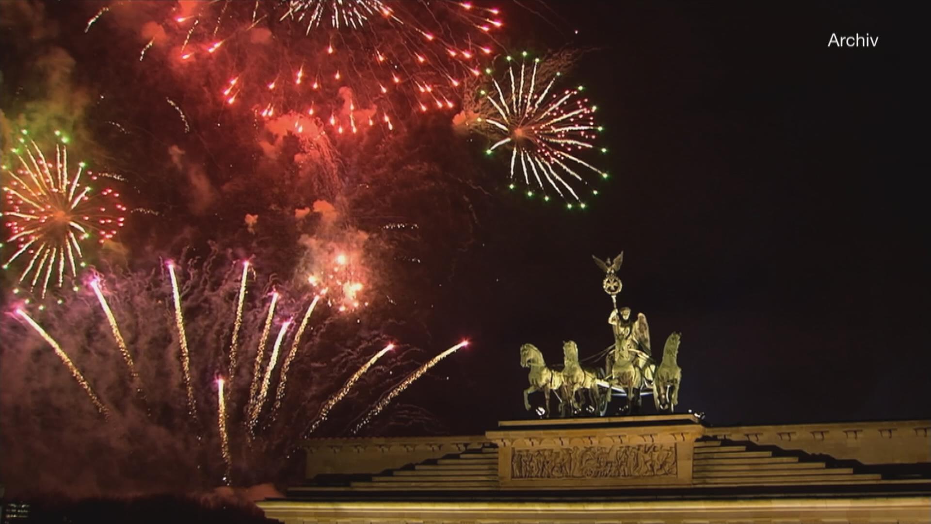 Auf dem Bild sieht man ein Silvesterfeuerwerk.