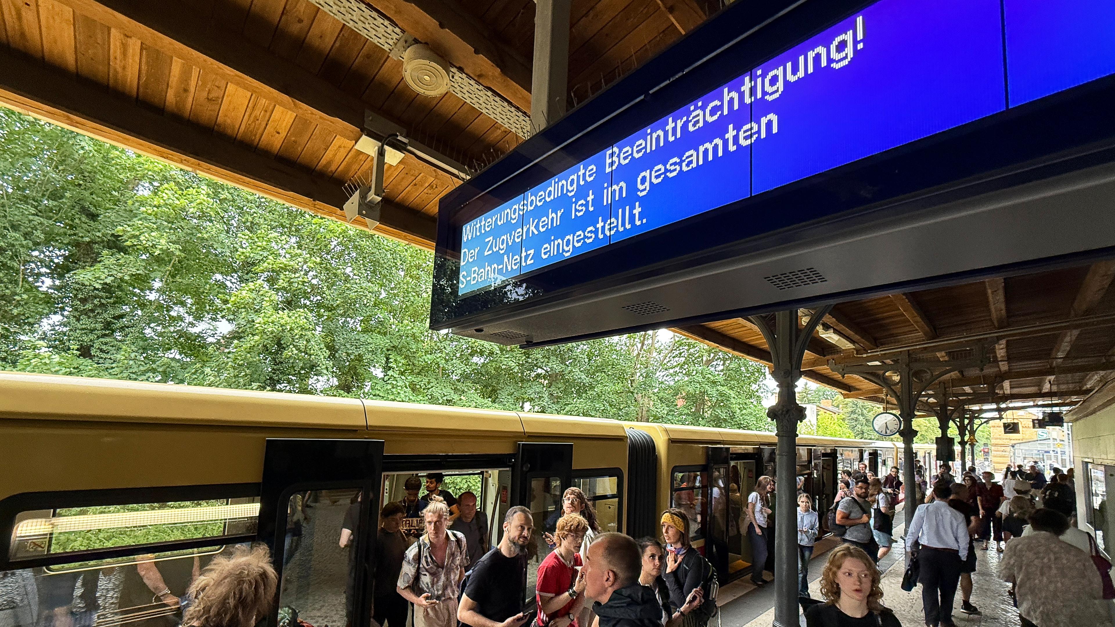Wegen eines Sturms in Berlin wurde der S-Bahn-Verkehr ausgesetzt.