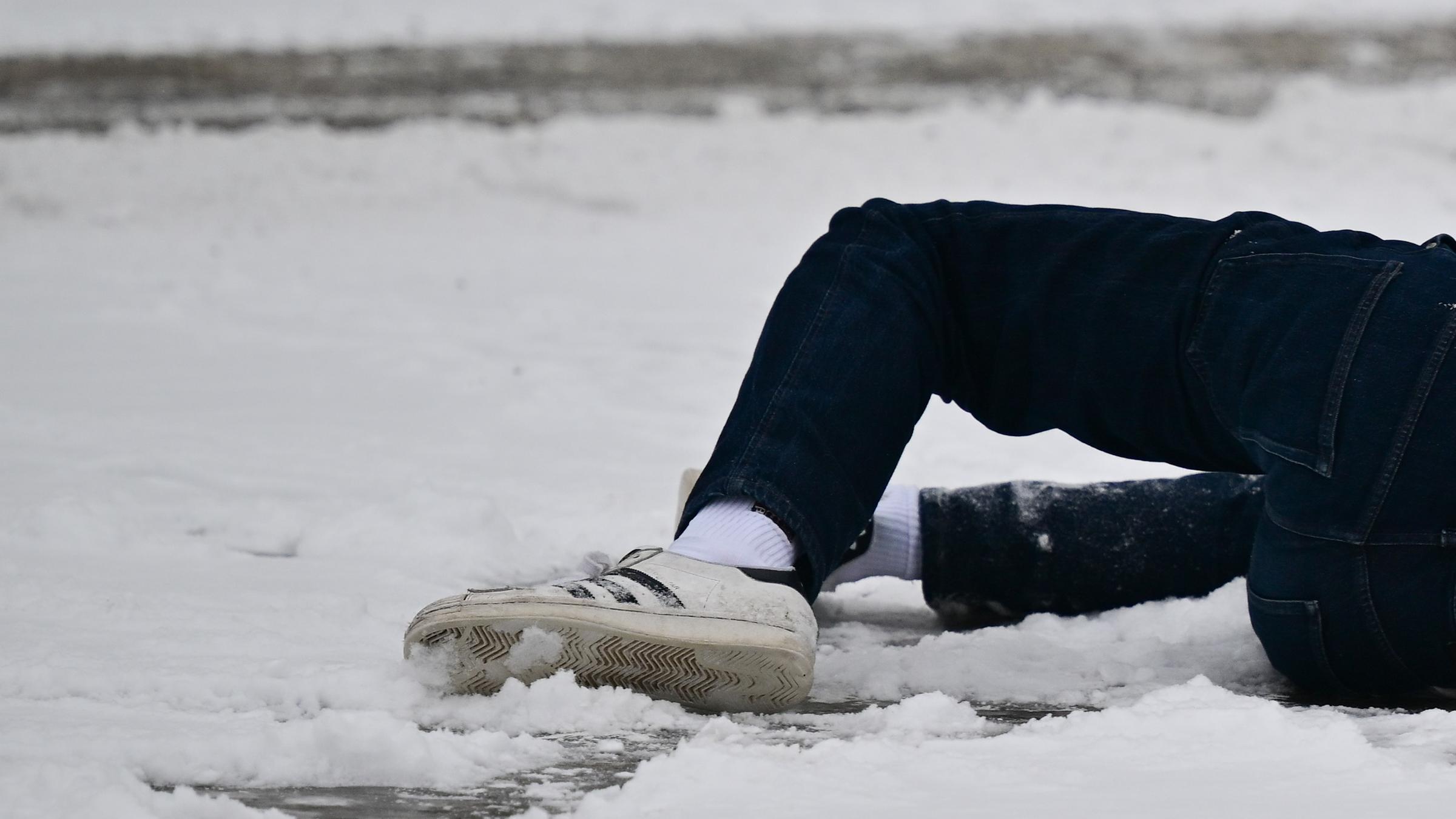 Viele Menschen rutschen aus
