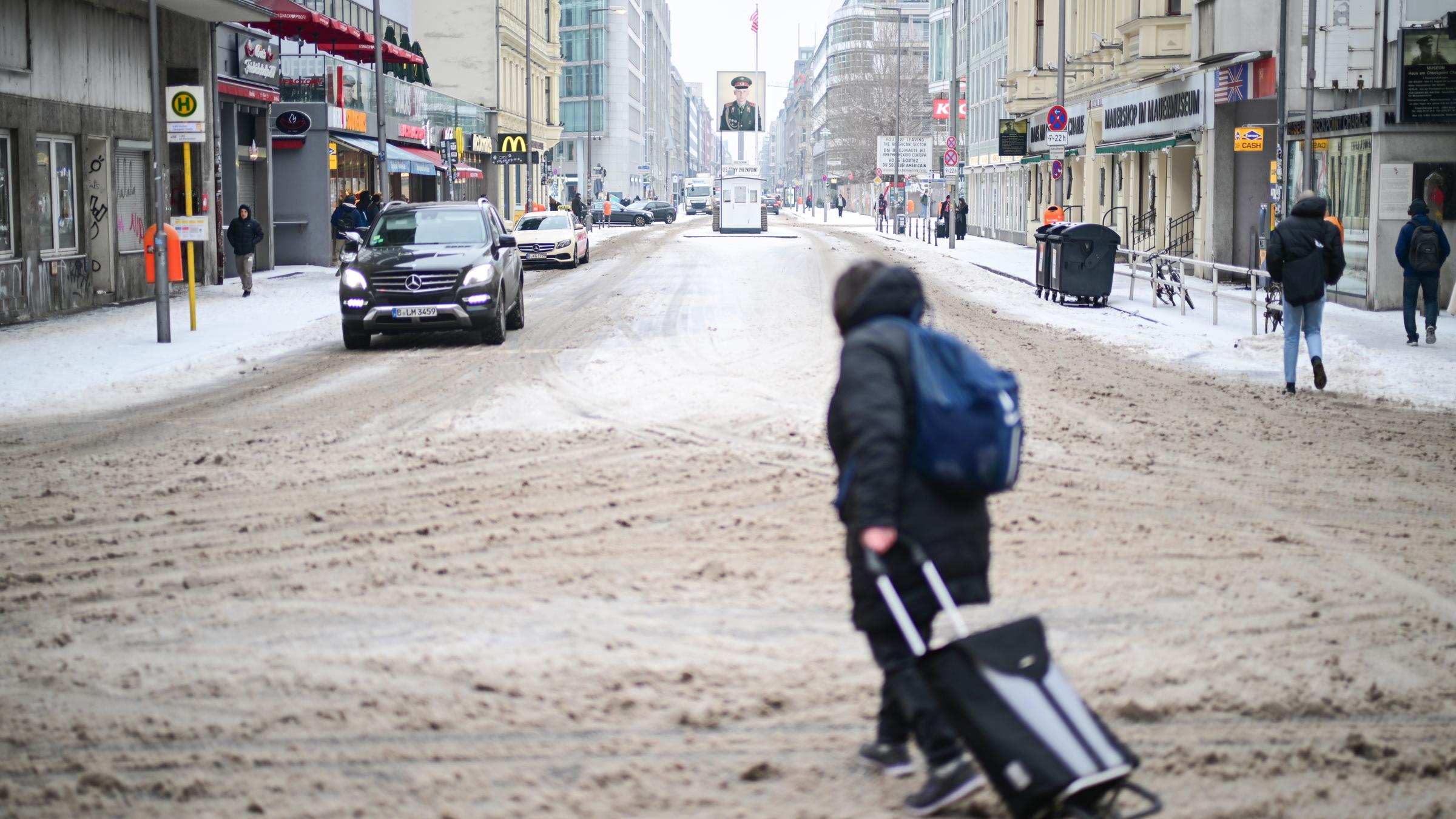 Schnee auf den Straßen vorm Checkpoint Charlie
