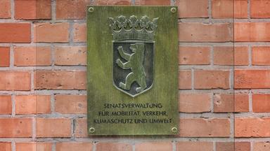 Berlin: "Senatsverwaltung für Mobilität, Verkehr, Klimaschutz und Umwelt" steht am Gebäude der Senatsverwaltung. 