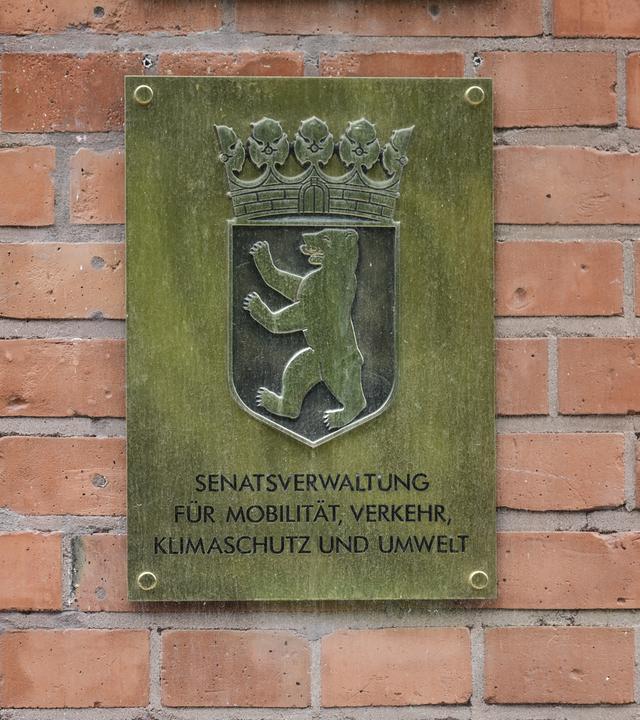 Berlin: "Senatsverwaltung für Mobilität, Verkehr, Klimaschutz und Umwelt" steht am Gebäude der Senatsverwaltung. 
