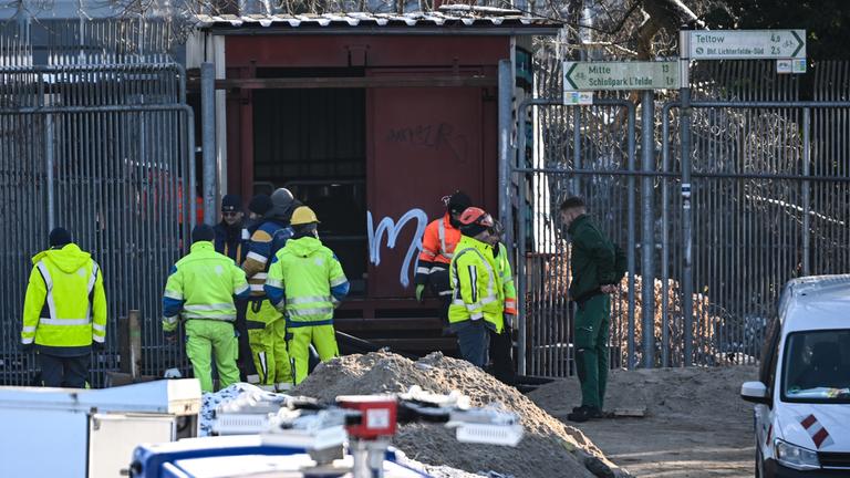 Der Strom fließt wieder im Berliner Südwesten, nachdem ein mutmaßlicher Anschlag die Versorgung in dem Gebiet tagelang vollständig lahmgelegt hat.