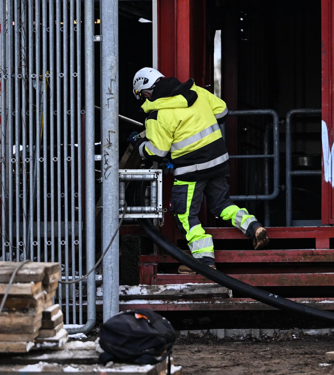 05.01.2026, Berlin: Bauarbeiten am Ort des Kabelbrandes.