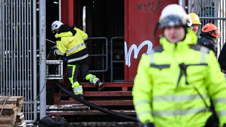 05.01.2026, Berlin: Bauarbeiten am Ort des Kabelbrandes.