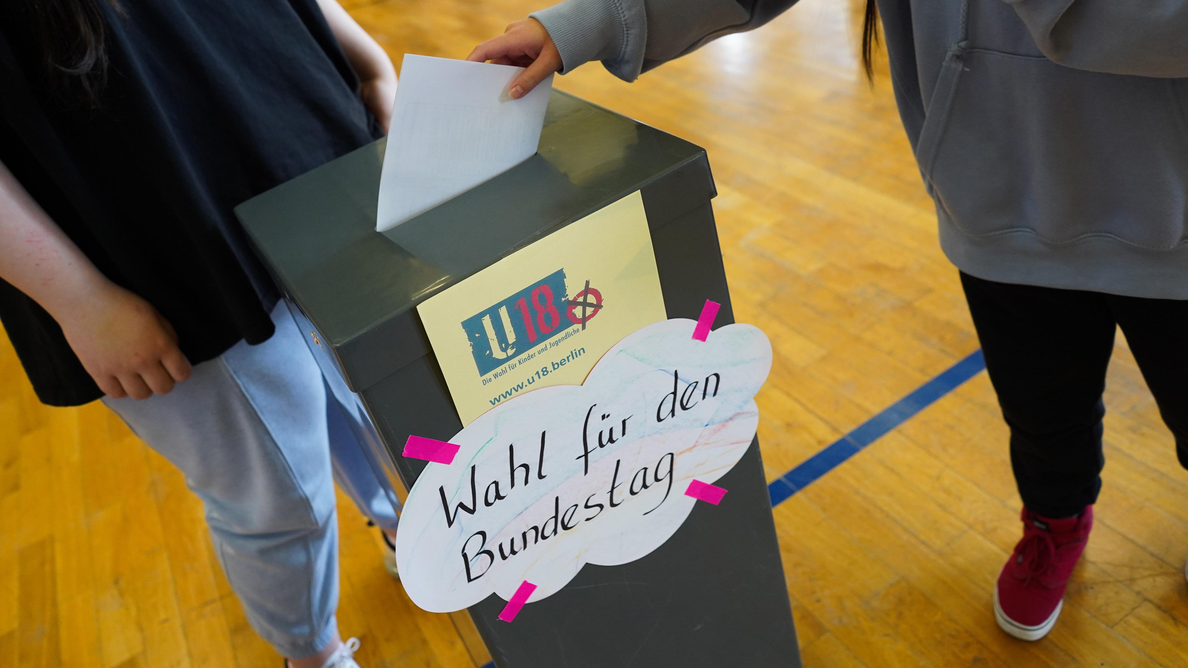 Schülerin bei Stimmabgabe während U18-Wahl in Schule.