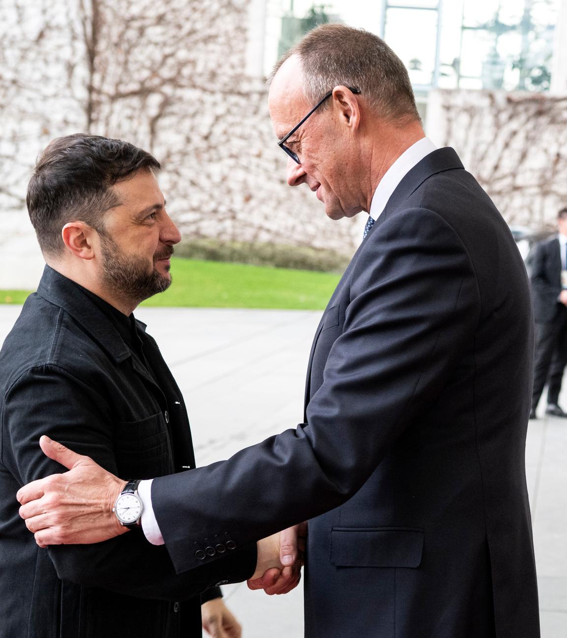 Friedrich Merz schüttelt die Hand von Wolodymyr Selenskyi bei Gesprächen in Berlin