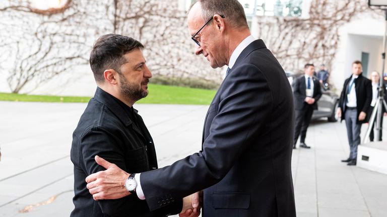 Friedrich Merz schüttelt die Hand von Wolodymyr Selenskyi bei Gesprächen in Berlin