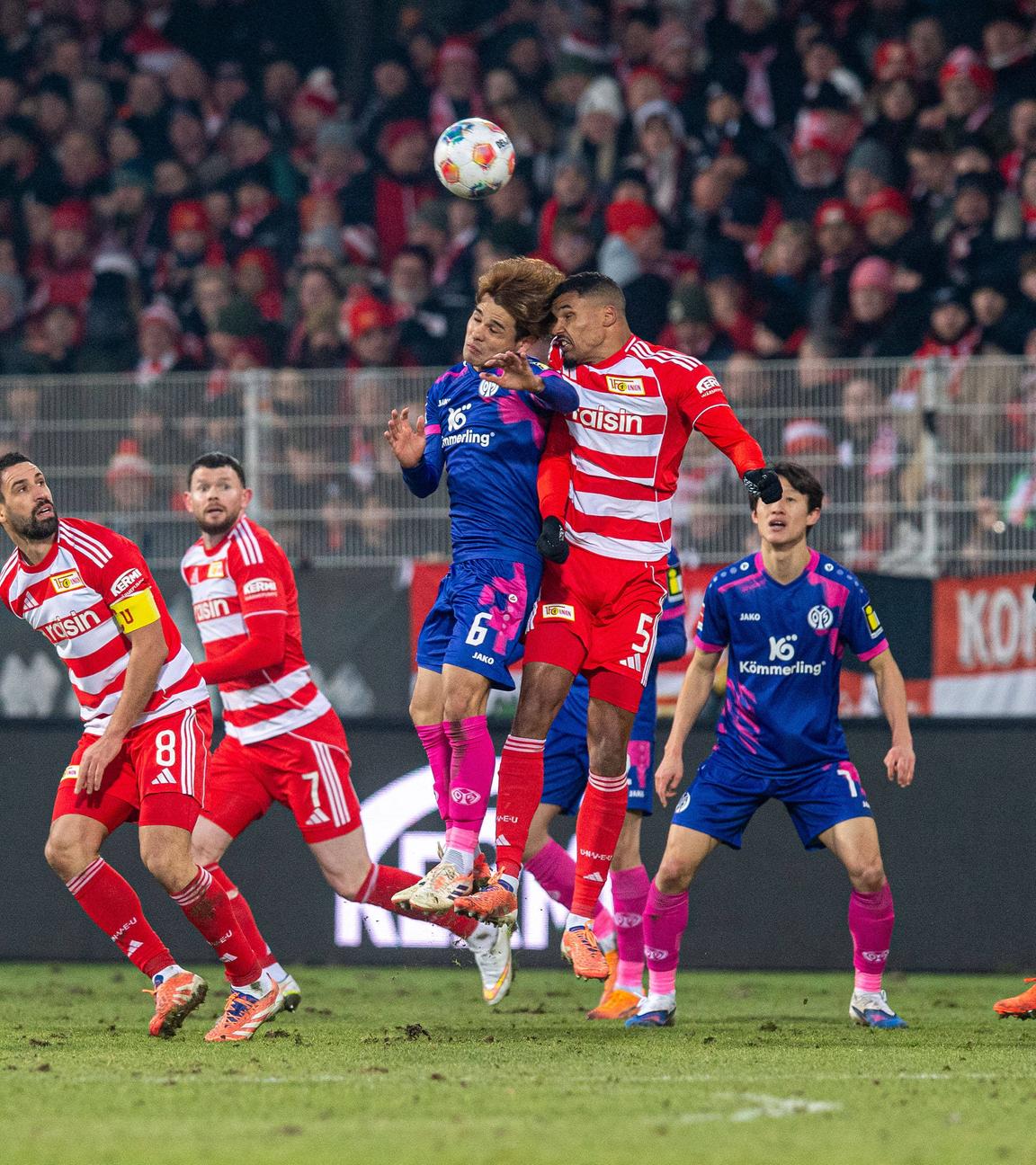 Danilho Doekhi (1. FC Union Berlin) und Kaishu Sano (Mainz) kämpfen. 
