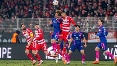 Danilho Doekhi (1. FC Union Berlin) und Kaishu Sano (Mainz) kämpfen. 