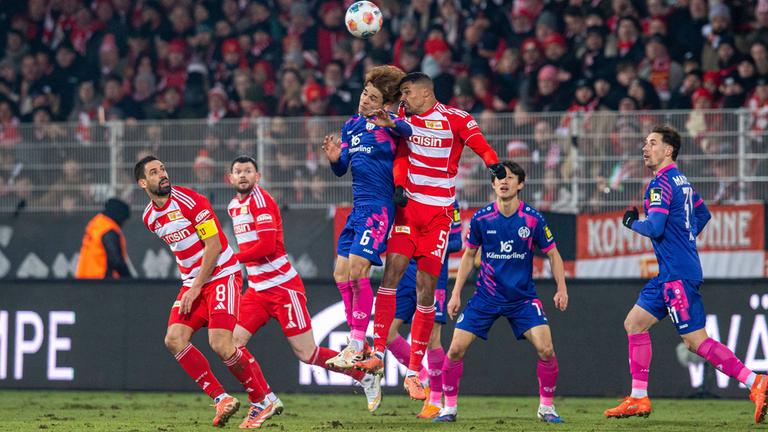 Danilho Doekhi (1. FC Union Berlin) und Kaishu Sano (Mainz) kämpfen. 