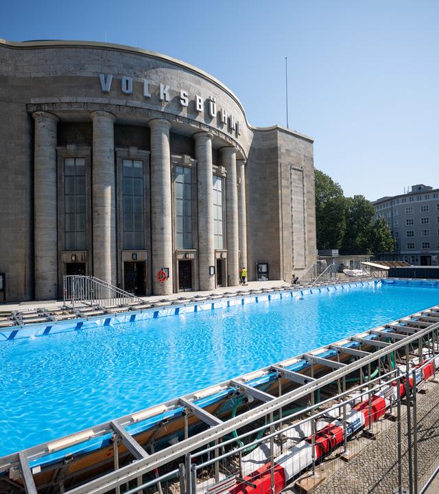 Ein temporäres Schwimmbad steht vor der Volksbühne.