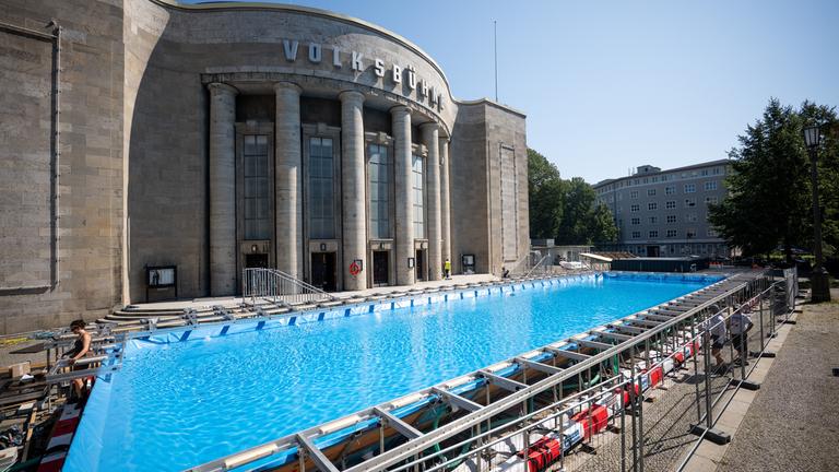 Ein temporäres Schwimmbad steht vor der Volksbühne.