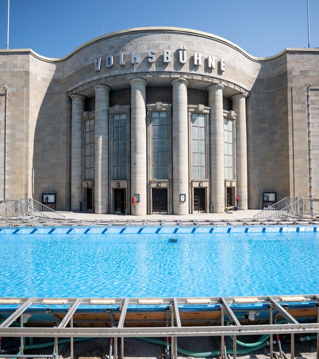 Temporärer Pool vor der Volksbühne