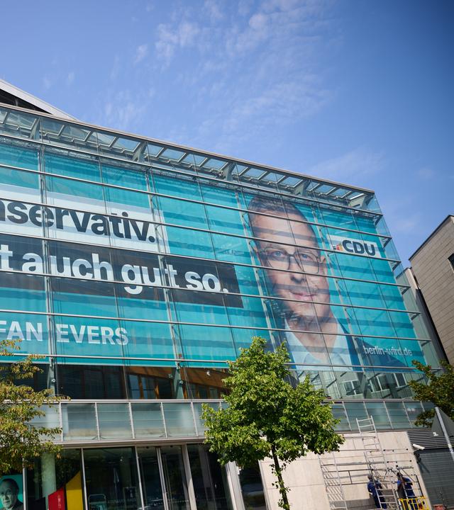 Das Wahlplakat mit dem Spitzenkandidaten der CDU, Evers, hängt hinter der Glasfassade des Konrad-Adenauer-Hauses.