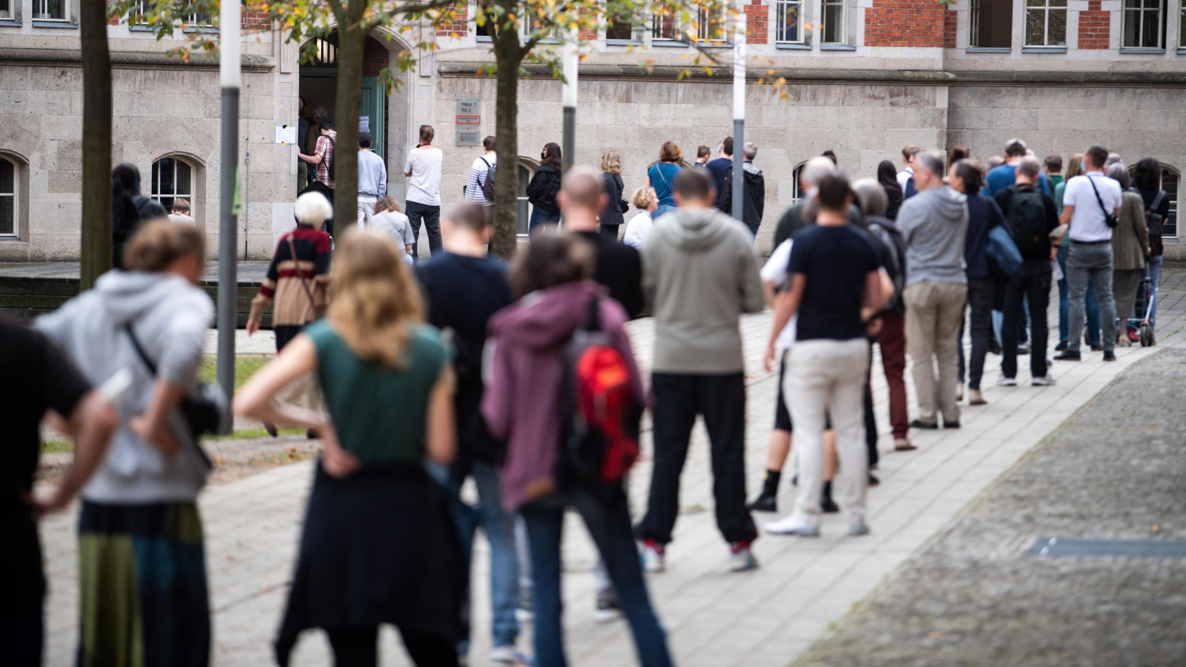 Berlin: Lange Schlangen bilden sich vor den Wahllokalen in der Jane-Addams-Schule in Friedrichshain. 