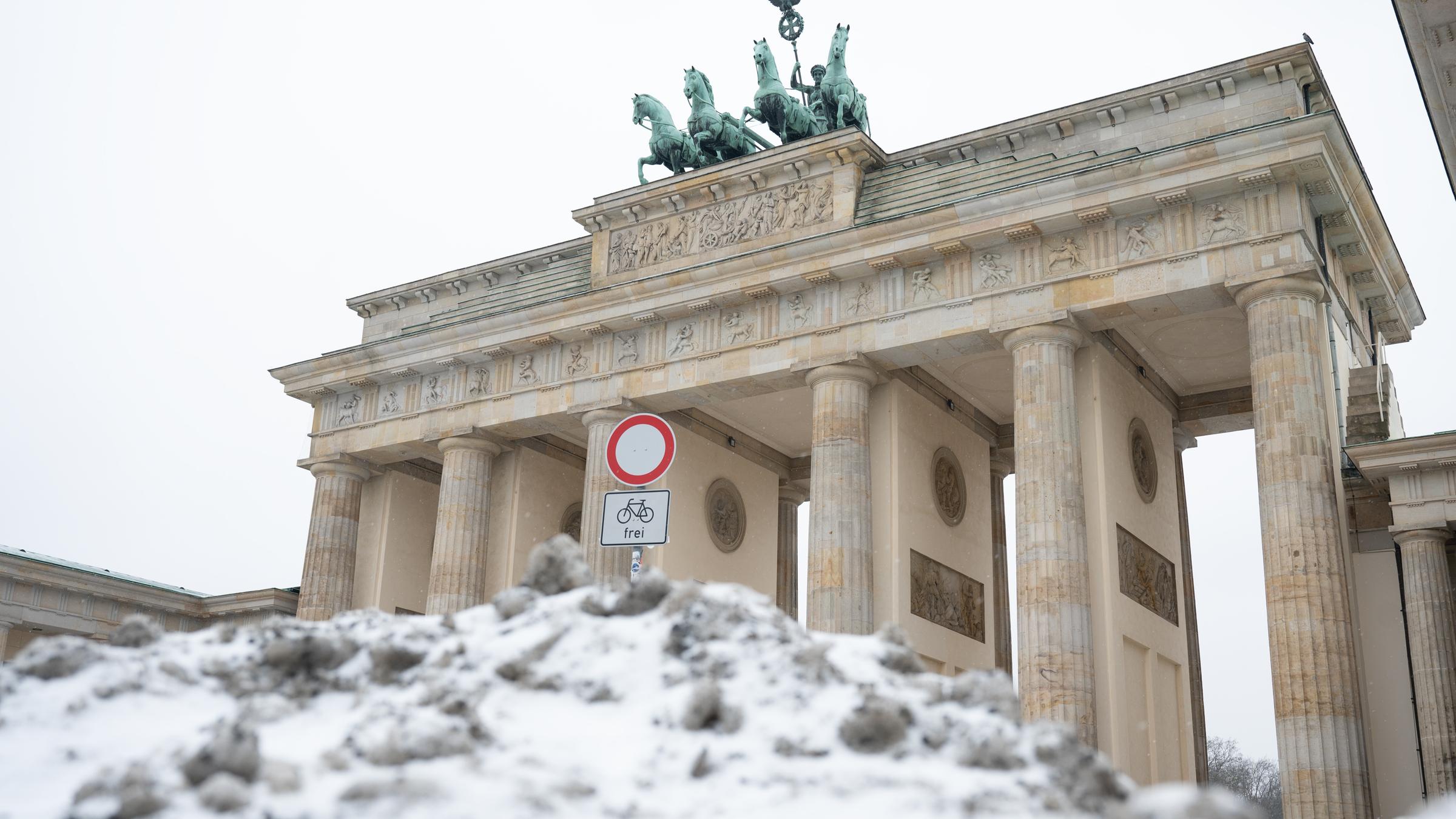 Schnee vor dem Brandenburger Tor