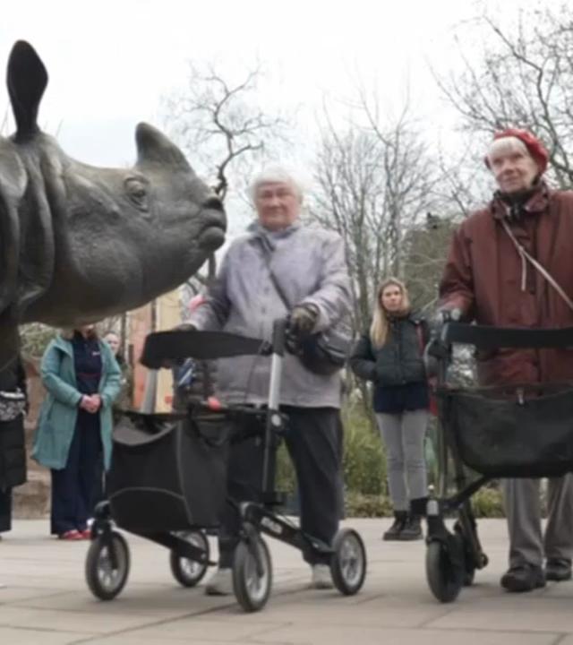 Eine Gruppe von Demenzkranken besucht den Berliner Zoo.