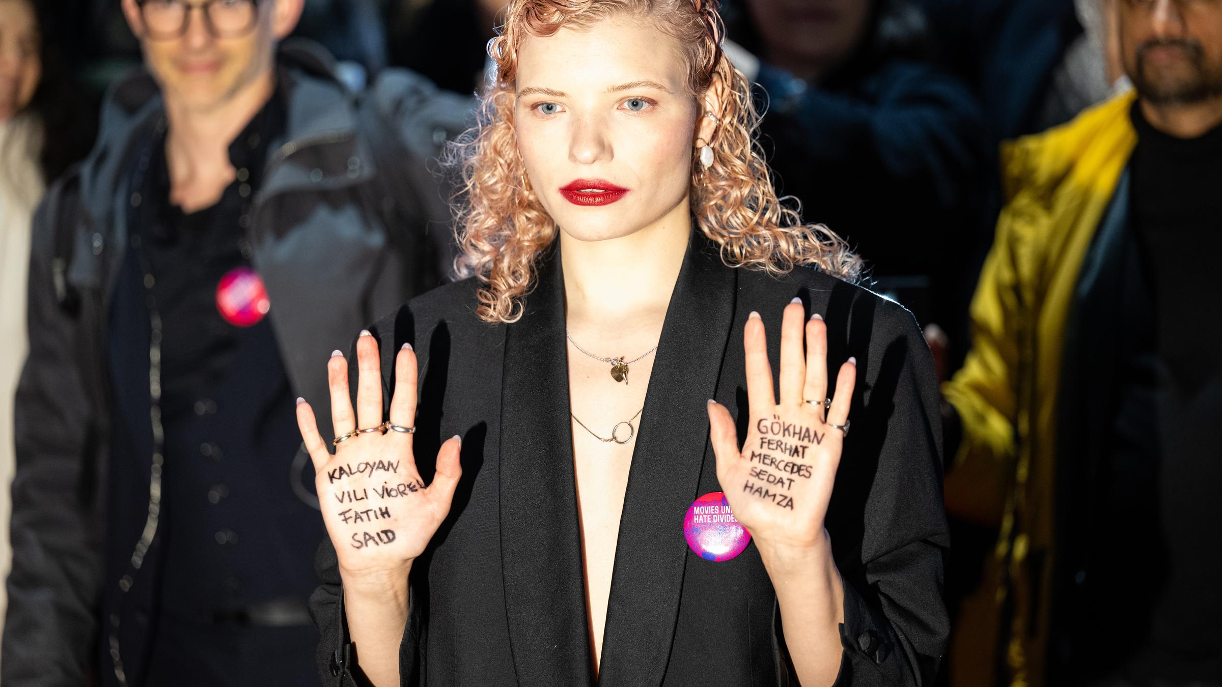 Berlin: Luisa-Céline Gaffron hat sich die Namen der Opfer des rechtsextremen Terroranschlags von Hanau beim Eröffnungsabend der Berlinale auf die Hände geschrieben.