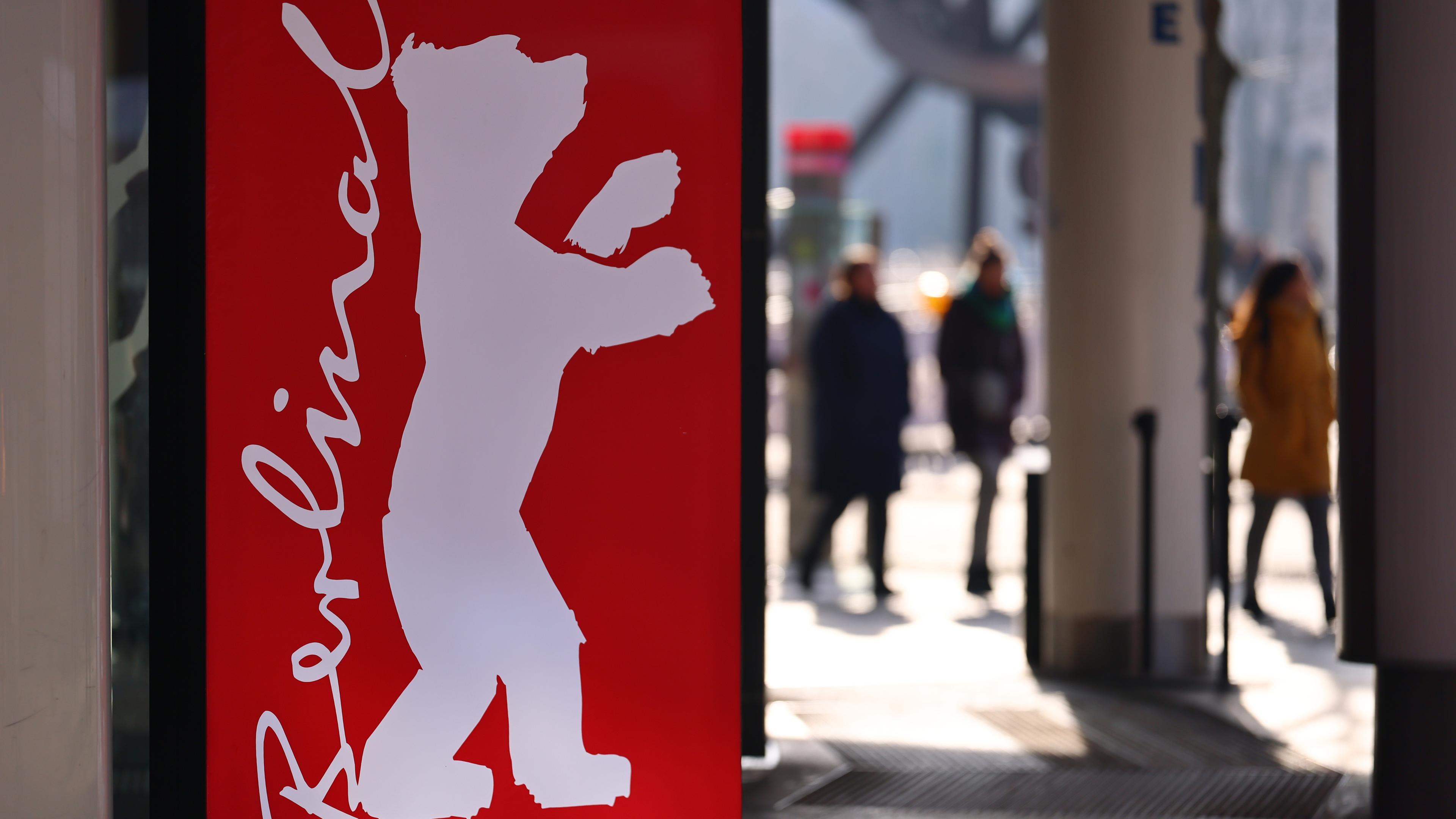 Plakate mit dem Berlinale Logo in Berlin.