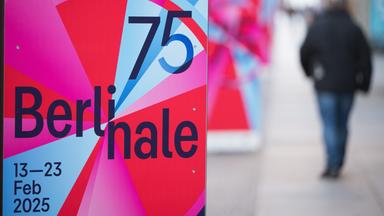 Plakate mit dem Logo der Berlinale stehen am Berlinale Palast.