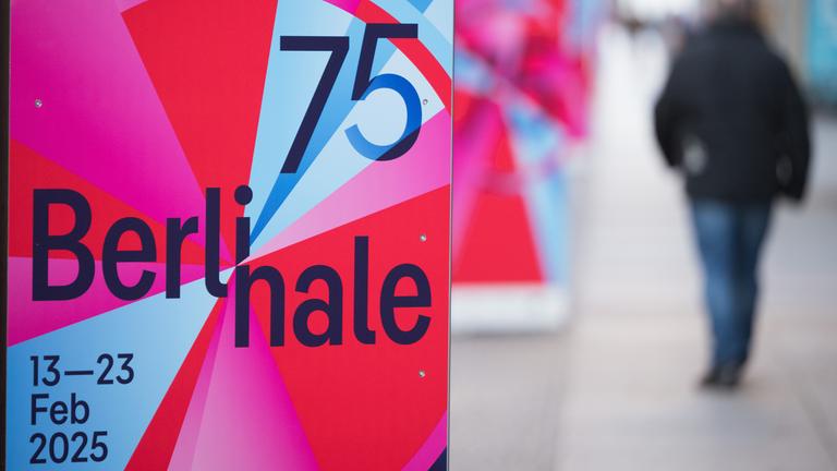 Plakate mit dem Logo der Berlinale stehen am Berlinale Palast.