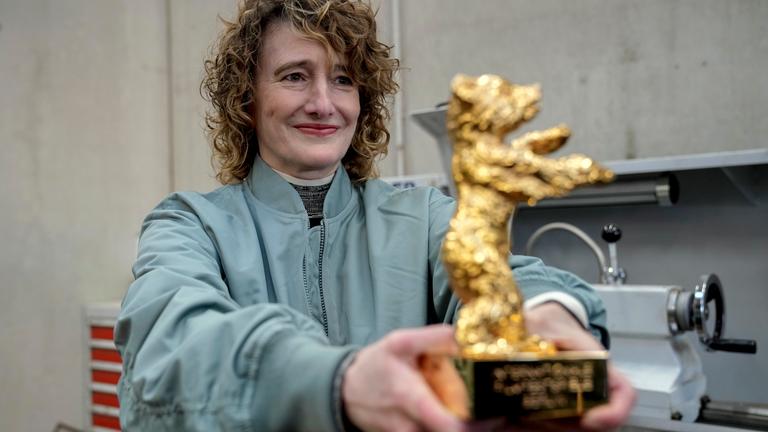 Neue Leiterin der Berlinale Tricia Tuttle präsentiert den Goldenen Bären, der zu den Filmfestspielen verliehen wird.