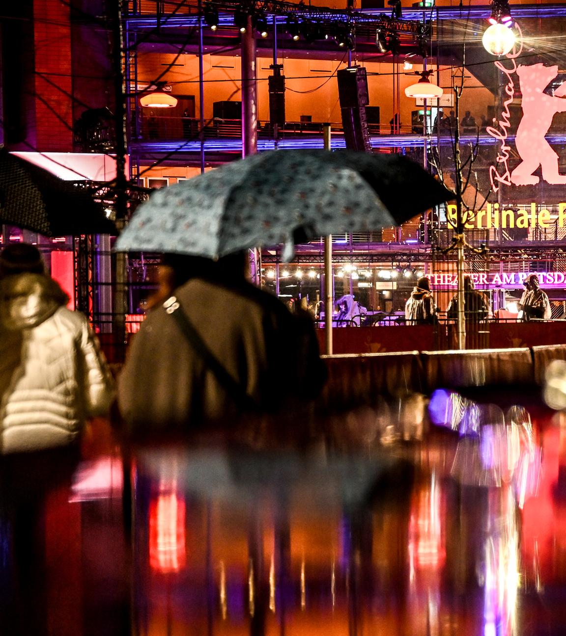12.02.2026, Berlin: Fans stehen am Eröffnungsabend der Berlinale bei Regen vor dem Berlinale Palast, wo der Film «No Good Men» Premiere feiert.