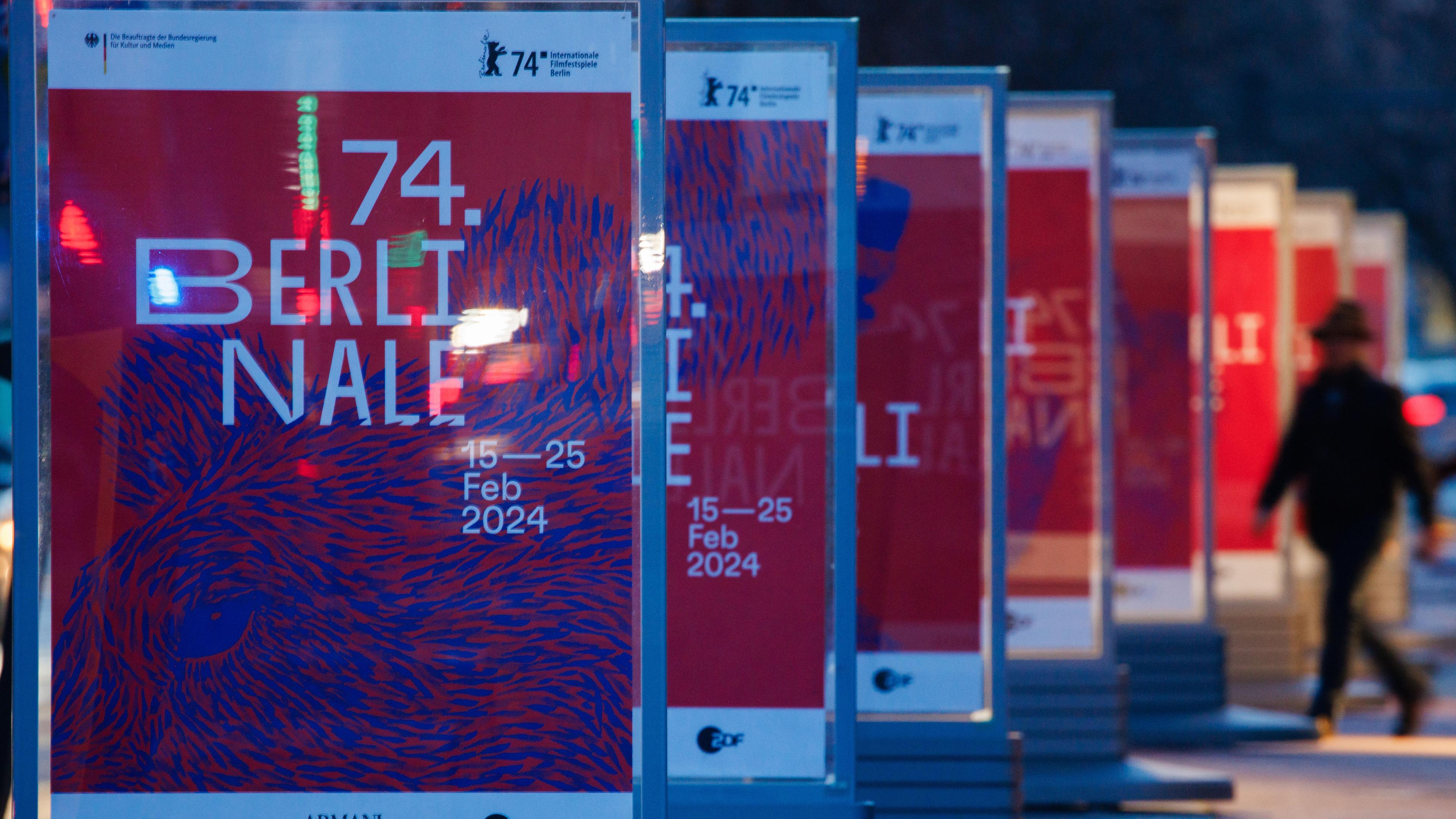 Ein Passant geht in der Nähe von Berlinale-Plakaten am Potsdamer Platz in Berlin, Deutschland, 29.01.2024.