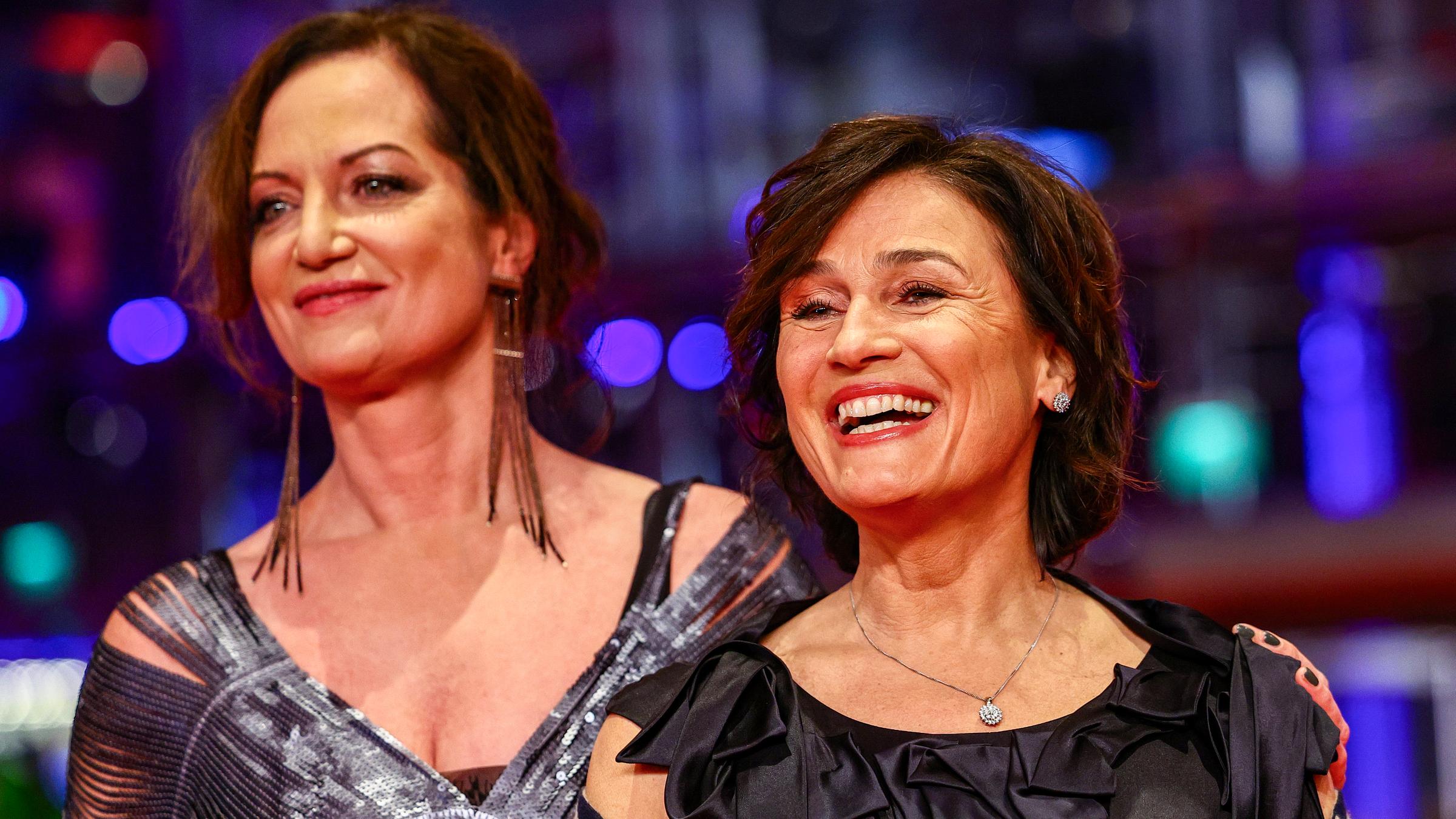 Natalia Woerner und Sandra Maischberger nehmen an der Eröffnungsfeier der 74. Internationalen Filmfestspiele Berlin "Berlinale" in Berlin, am 15.02.2024 teil.