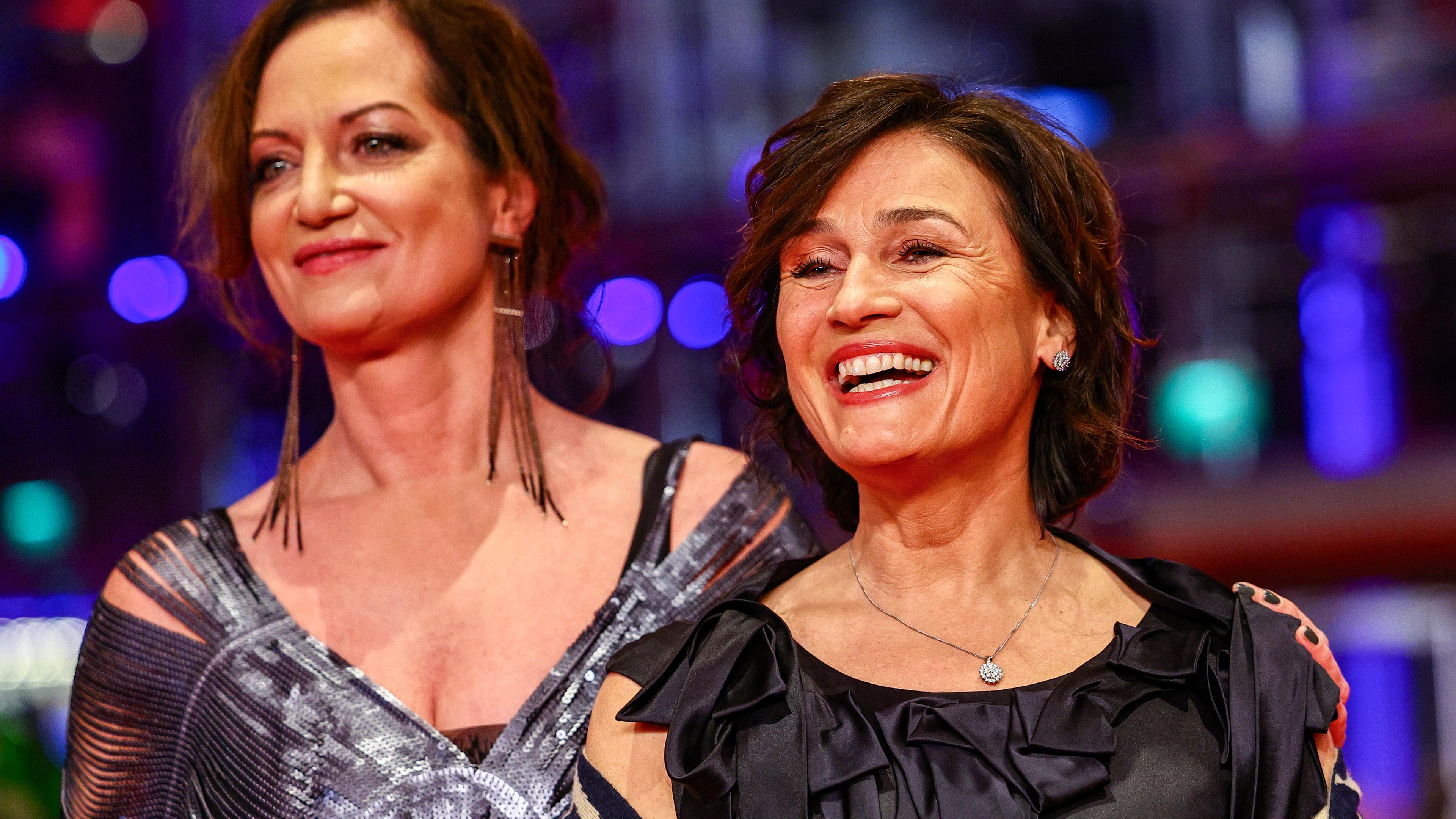 Natalia Woerner und Sandra Maischberger nehmen an der Eröffnungsfeier der 74. Internationalen Filmfestspiele Berlin "Berlinale" in Berlin, am 15.02.2024 teil.