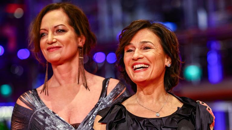 Natalia Woerner und Sandra Maischberger nehmen an der Eröffnungsfeier der 74. Internationalen Filmfestspiele Berlin "Berlinale" in Berlin, am 15.02.2024 teil.