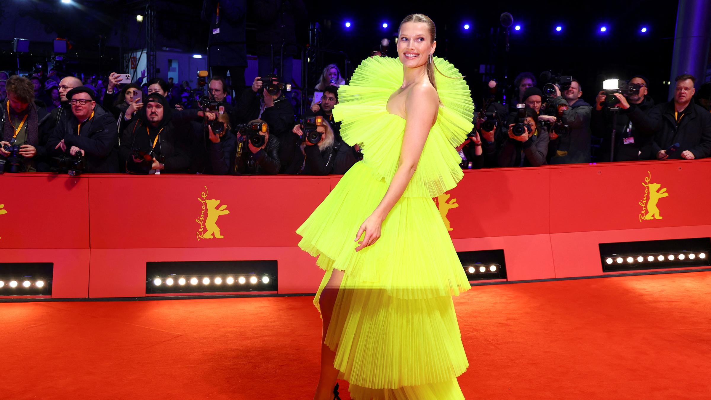 Toni Garrn auf dem roten Teppich bei der Eröffnungsgala der 74. Internationalen Filmfestspiele Berlinale in Berlin, 15.02.2024.