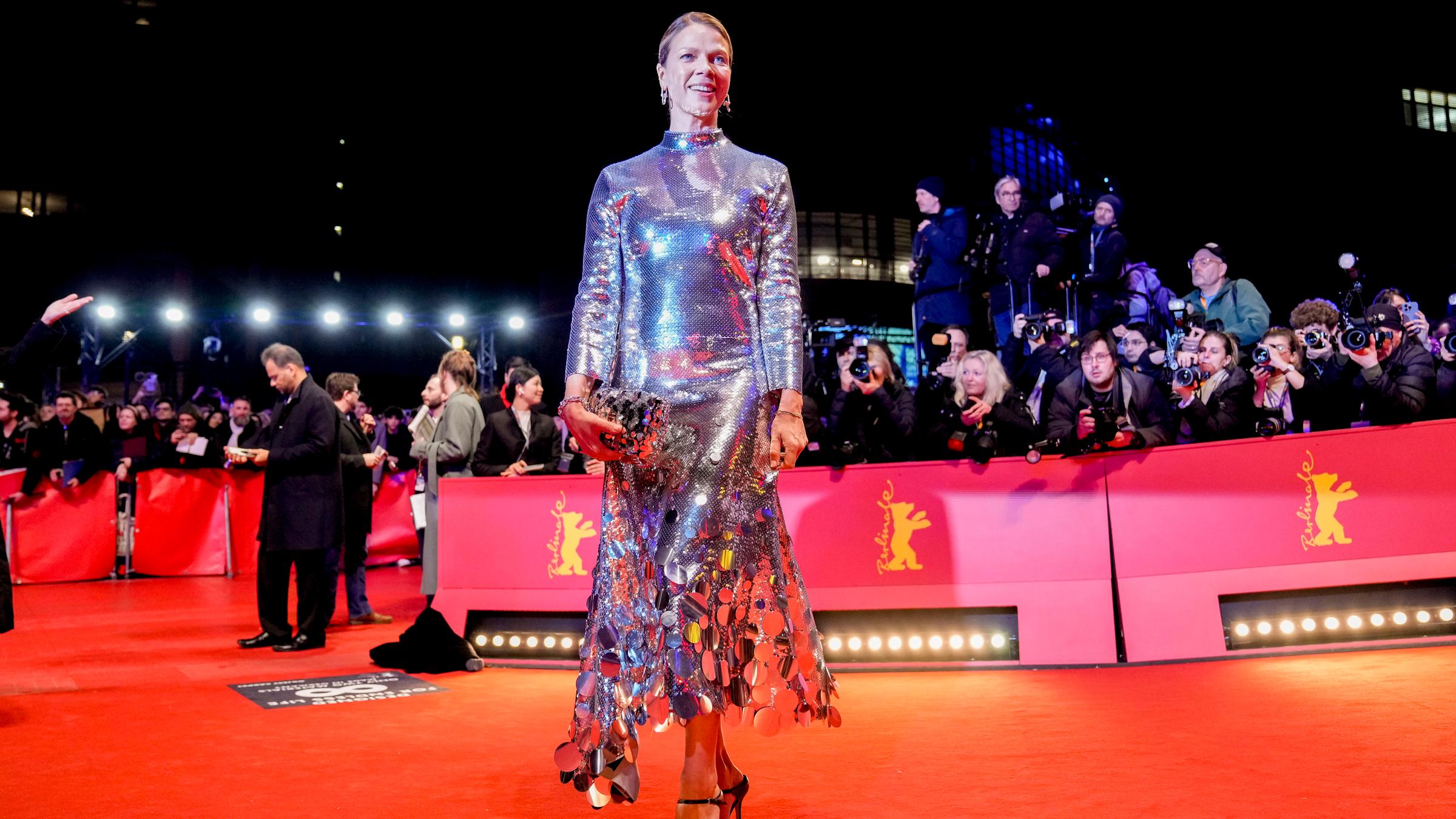 Jessica Schwarz auf dem roten Teppich bei der Eröffnungsgala der 74. Internationalen Filmfestspiele Berlinale in Berlin, 15.02.2024.