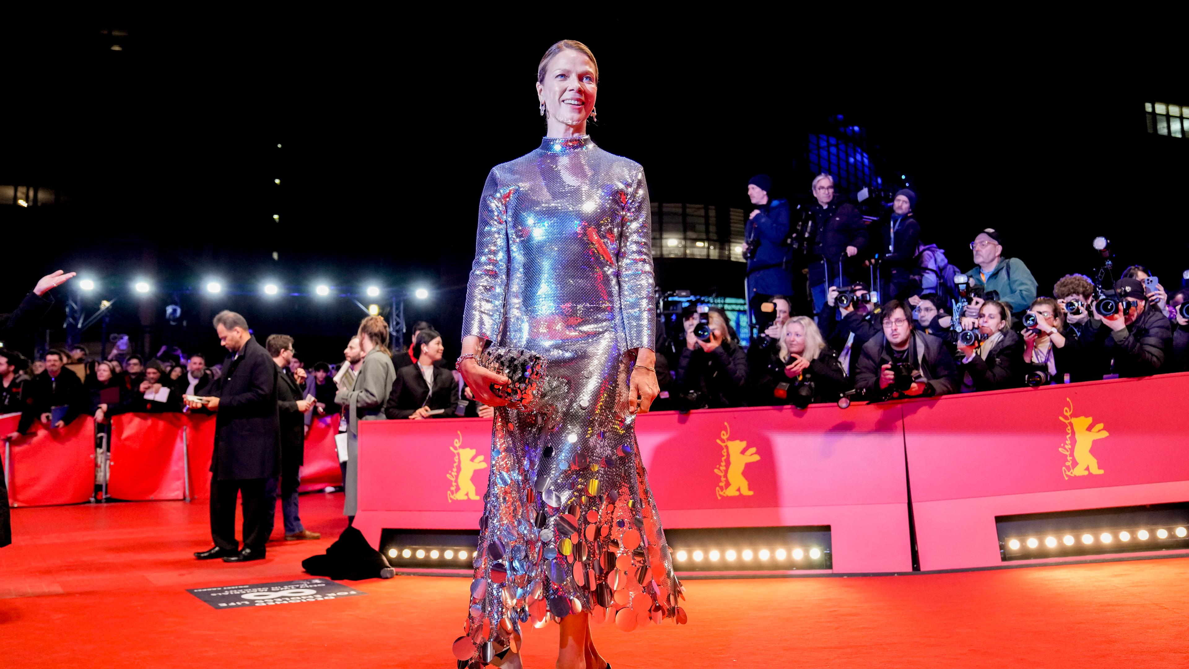 Jessica Schwarz auf dem roten Teppich bei der Eröffnungsgala der 74. Internationalen Filmfestspiele Berlinale in Berlin, 15.02.2024.