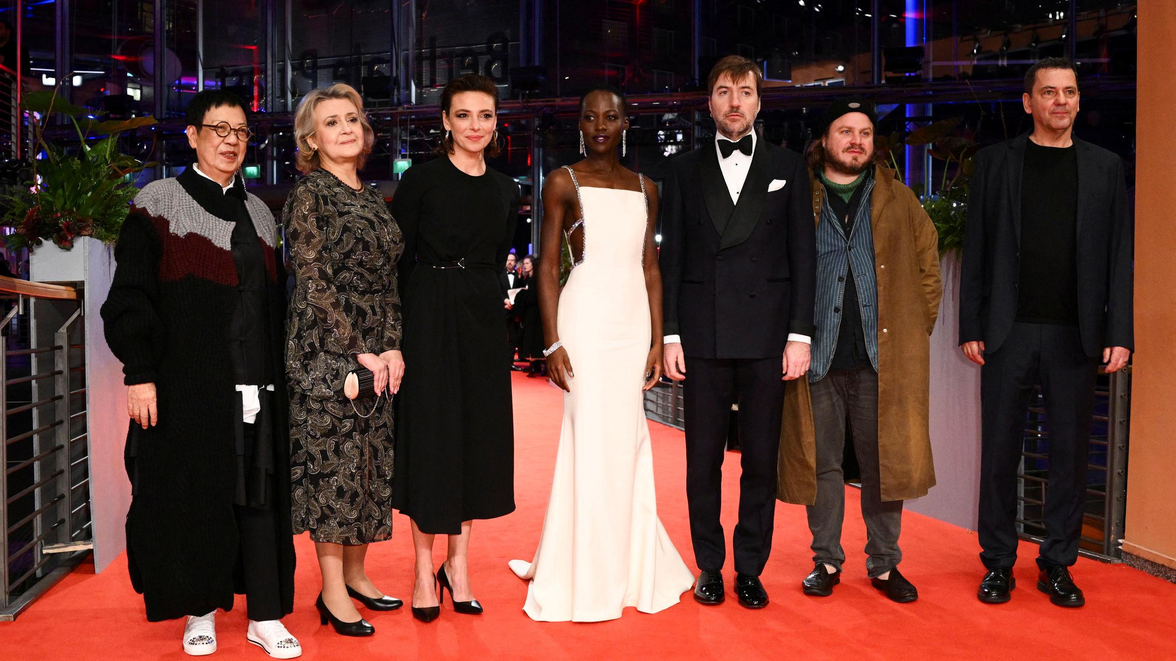 Lupita Nyong'o, Jurypräsidentin und Jurymitglieder Brady Corbet, Ann Hui, Christian Petzold, Albert Serra, Jasmine Trinca und Oksana Zabuzhko auf dem roten Teppich der Eröffnungsgala der 74. Internationalen Filmfestspiele Berlinale in Berlin, Deutschland, 15. Februar 2024.