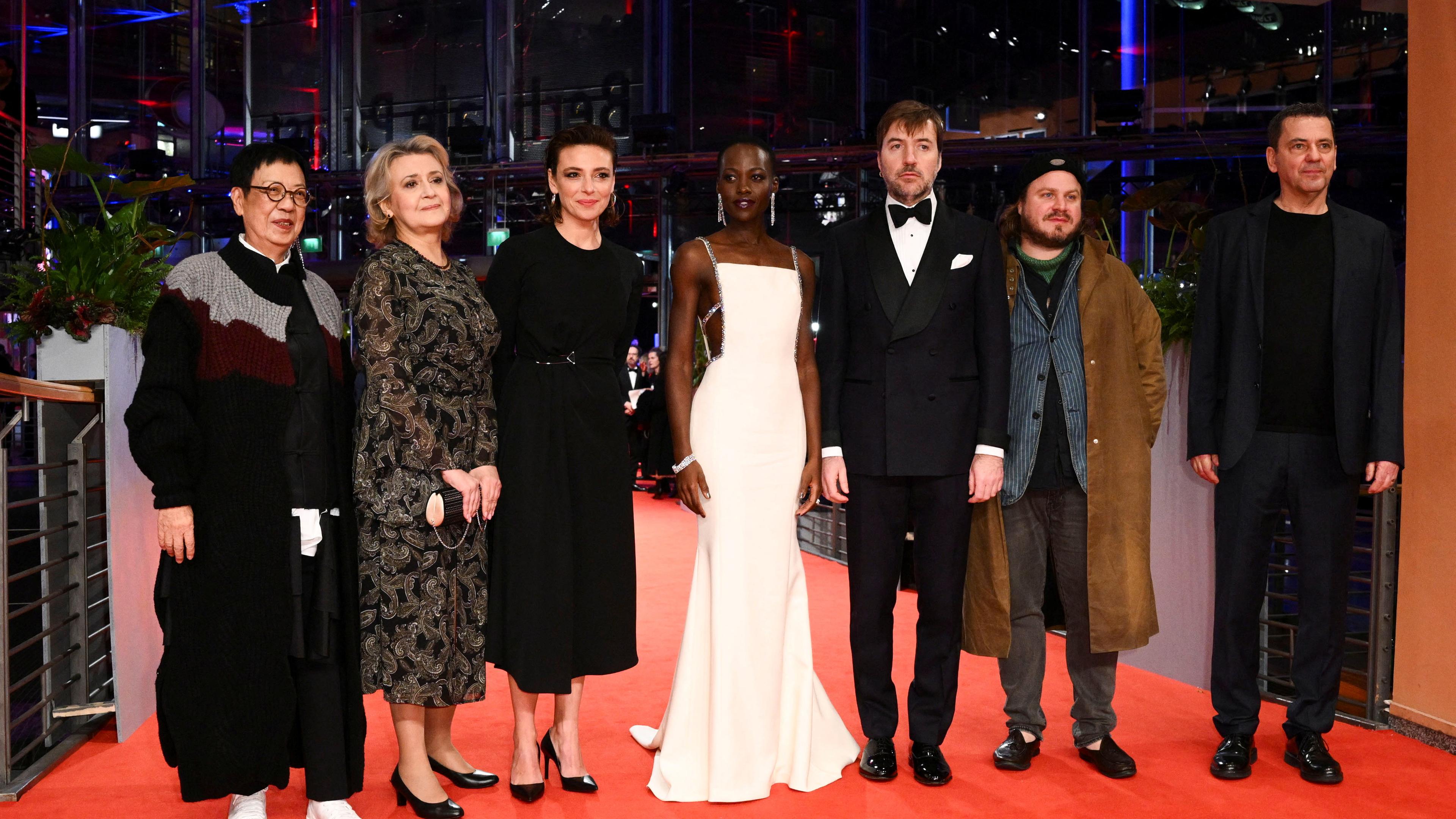 Lupita Nyong'o, Jurypräsidentin und Jurymitglieder Brady Corbet, Ann Hui, Christian Petzold, Albert Serra, Jasmine Trinca und Oksana Zabuzhko auf dem roten Teppich der Eröffnungsgala der 74. Internationalen Filmfestspiele Berlinale in Berlin, Deutschland, 15. Februar 2024.
