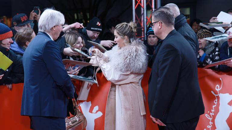 Haley Lu Richardson gibt Autogramme.