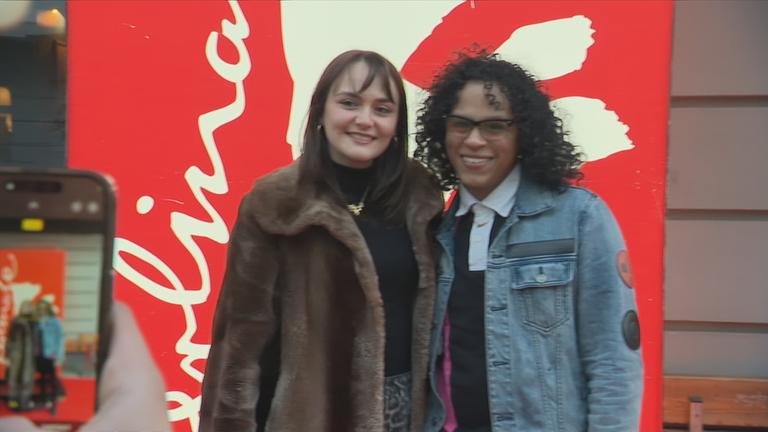 Pärchen lässt sich vor Berlinale-Schild vor einem Programmkino in Berlin-Neukölln fotografieren