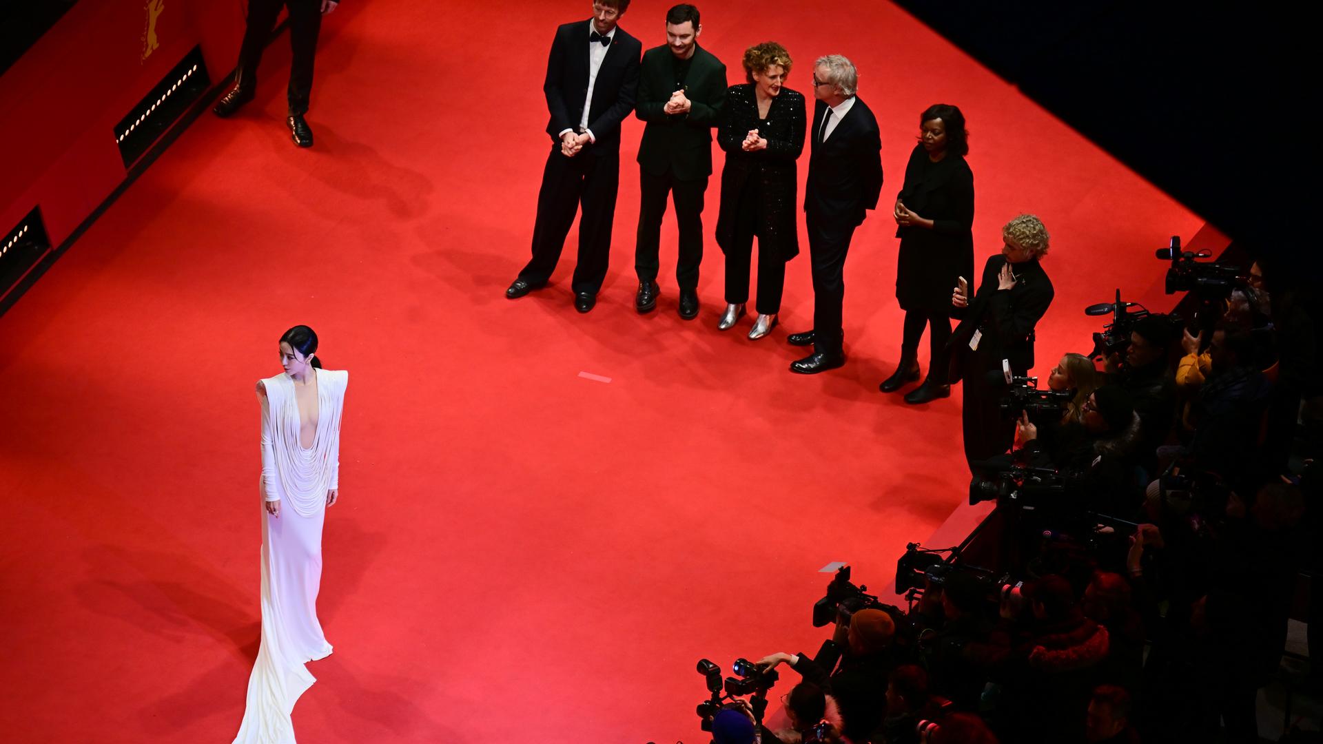  Berlin: Fan Bingbing (vorn), Schauspielerin, steht auf dem Roten Teppich vor der Preisverleihung und der Abschlussgala im Berlinale Palast. Im Hintergrund stehen die Mitglieder der Jury mit Todd Haynes, Jurypräsident der 75. Berlinale, und Tricia Tuttle (beide M), Intendantin der Berlinale. Die 75. Internationalen Filmfestspiele Berlin finden vom 13. bis 23. Februar 2025 statt