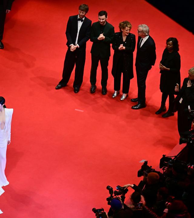  Berlin: Fan Bingbing (vorn), Schauspielerin, steht auf dem Roten Teppich vor der Preisverleihung und der Abschlussgala im Berlinale Palast. Im Hintergrund stehen die Mitglieder der Jury mit Todd Haynes, Jurypräsident der 75. Berlinale, und Tricia Tuttle (beide M), Intendantin der Berlinale. Die 75. Internationalen Filmfestspiele Berlin finden vom 13. bis 23. Februar 2025 statt