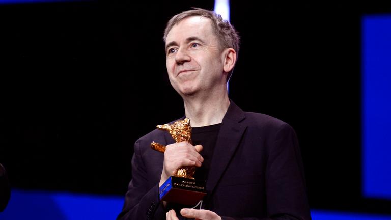 Regisseur Dag Johan Haugerud mit dem Goldenen Bär der Berlinale