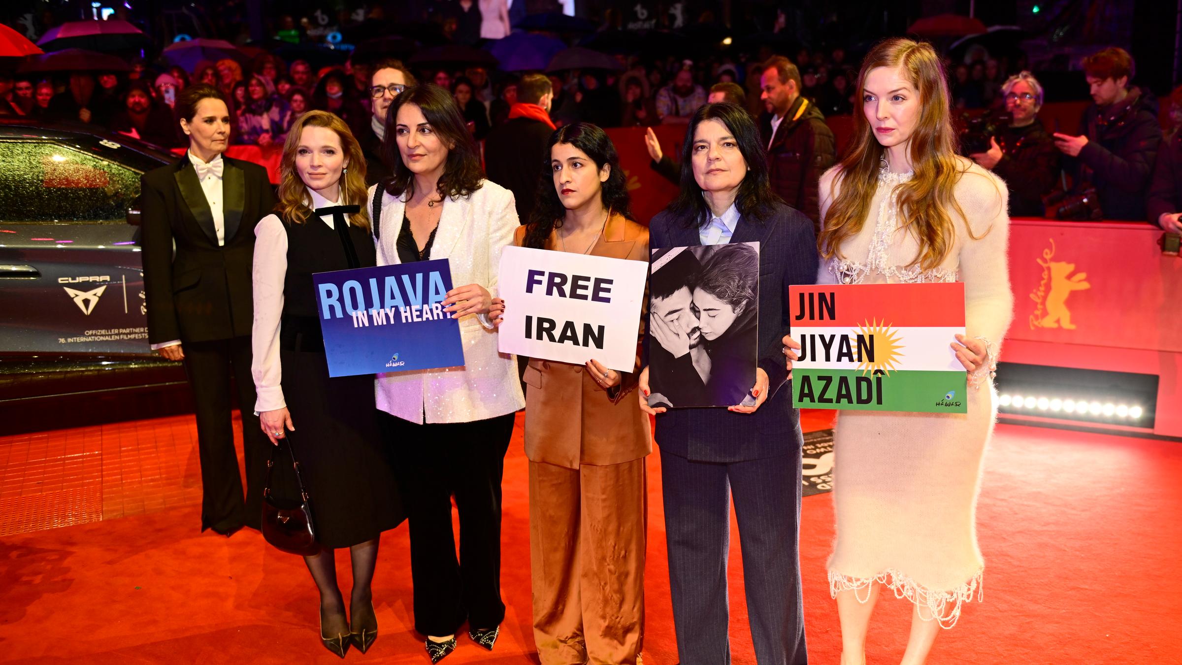 Iran-Protest von Karoline Herfurth, Jasmin Tabatabai, Pheline Roggan und Gästen auf dem Berlinale-Teppich