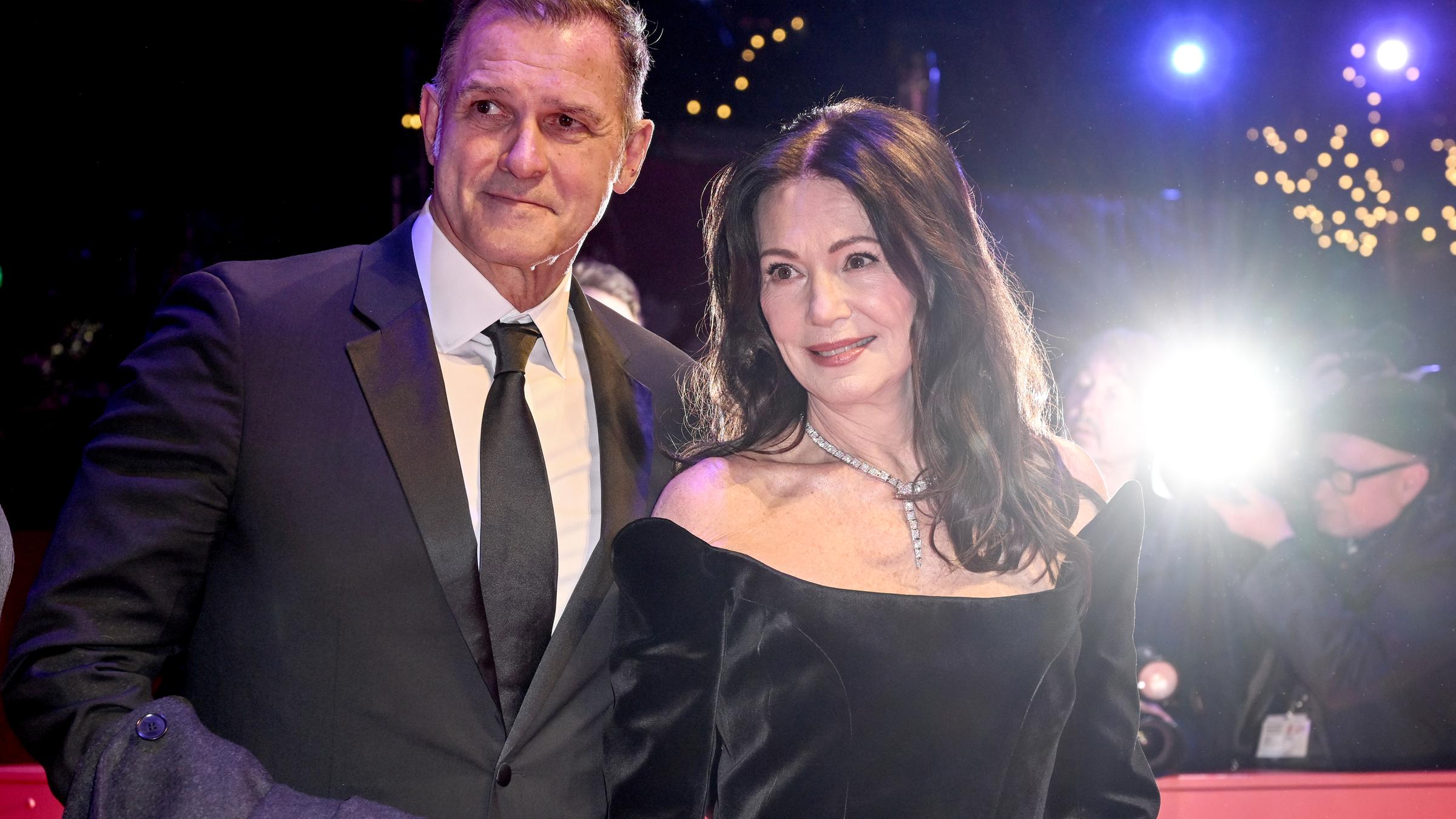 Iris Berben und Partner Heiko Kiesow auf dem roten Teppich bei der Berlinale-Eröffnung