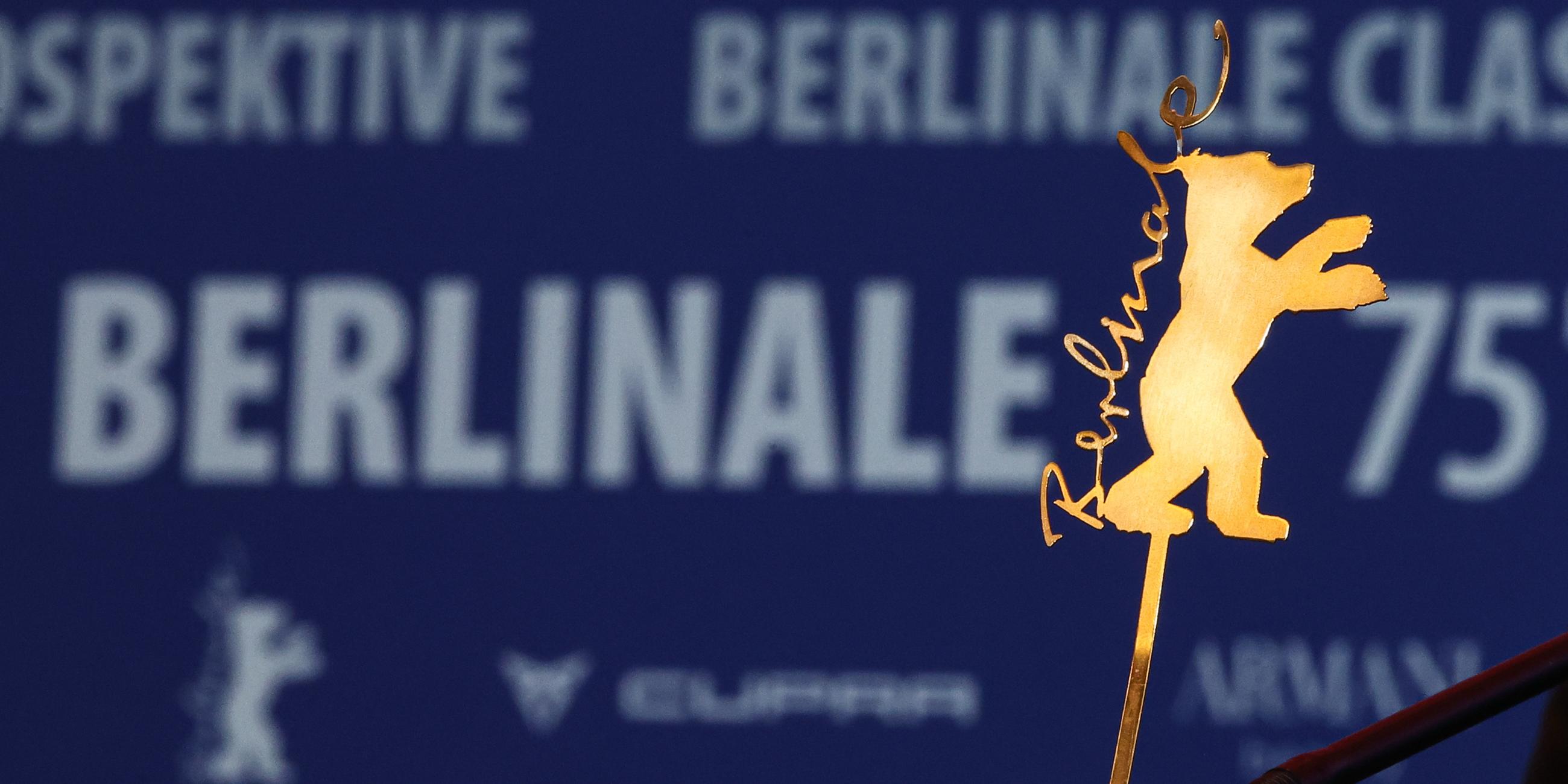 Blick auf einen golden Bären mit Berlinale-Schriftzug, auf der Pressekonferenz der Internationalen Jury im Rahmen der 75. Berlinale.