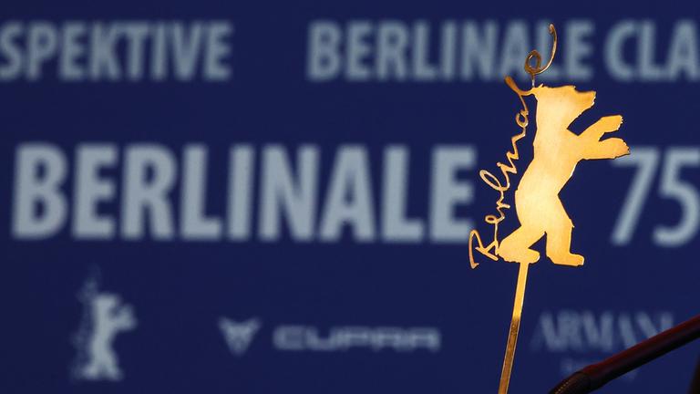 Blick auf einen golden Bären mit Berlinale-Schriftzug, auf der Pressekonferenz der Internationalen Jury im Rahmen der 75. Berlinale.