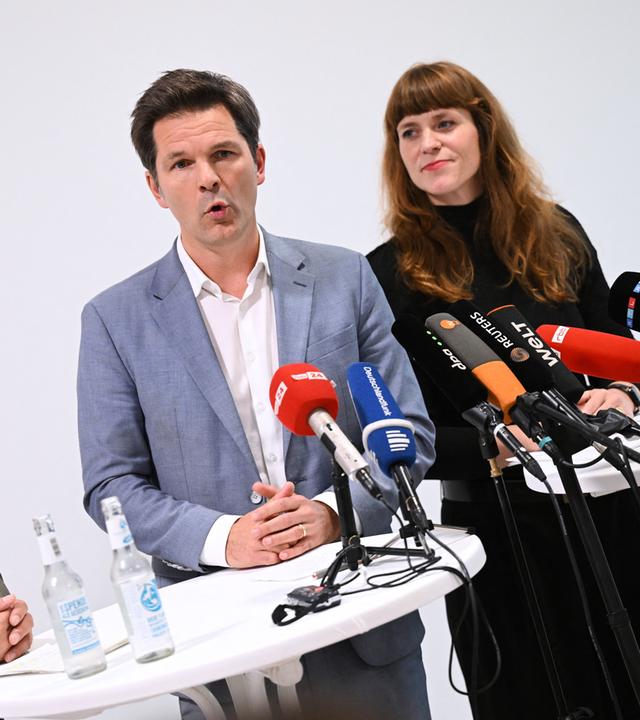 Berlin: Werner Graf (l-r,Bündnis90/Die Grünen), Spitzenkandidat seiner Partei, Steffen Krach (SPD) Spitzenkandidat seiner Partei, und Kerstin Wolter (Die Linke), Landesvorsitzende, stehen nach Vorgesprächen zur Regierungsbildung im Haus der Statistik.