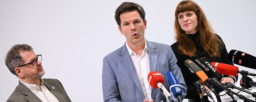 Berlin: Werner Graf (l-r,Bündnis90/Die Grünen), Spitzenkandidat seiner Partei, Steffen Krach (SPD) Spitzenkandidat seiner Partei, und Kerstin Wolter (Die Linke), Landesvorsitzende, stehen nach Vorgesprächen zur Regierungsbildung im Haus der Statistik.