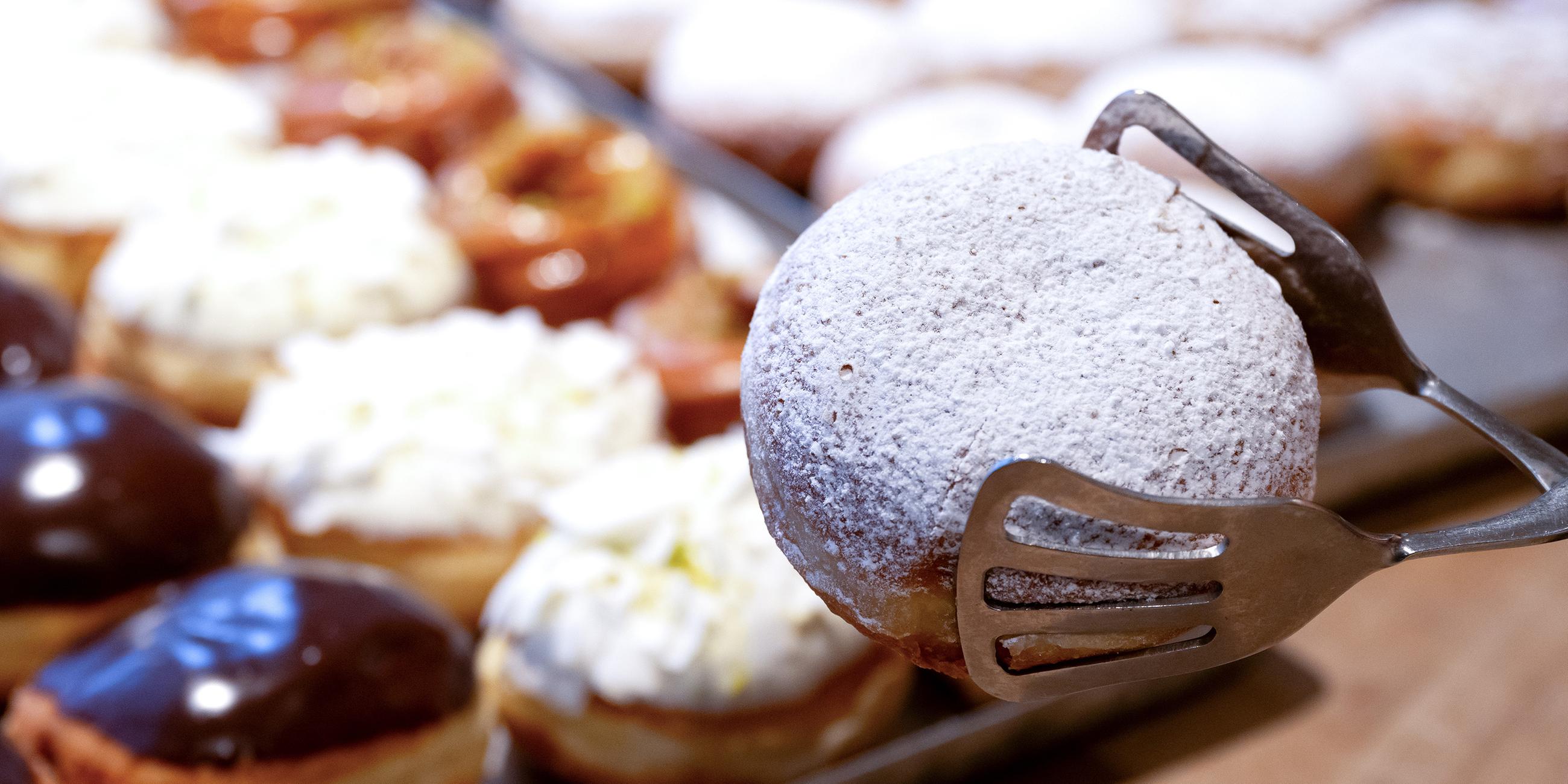 Berliner (Kreppel, Krapfen, Pfannkuchen) in der Auslage einer Bäckerei