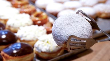 Berliner (Kreppel, Krapfen, Pfannkuchen) in der Auslage einer Bäckerei